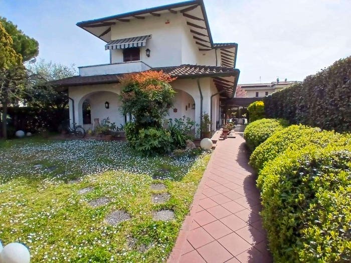 Casa con 6 locali in vendita in via Cairoli, Marina di Carrara, Carrara