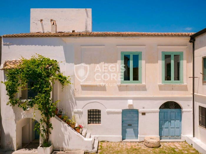 Casa con 6 locali in vendita in Via Casale, Centro, Strongoli