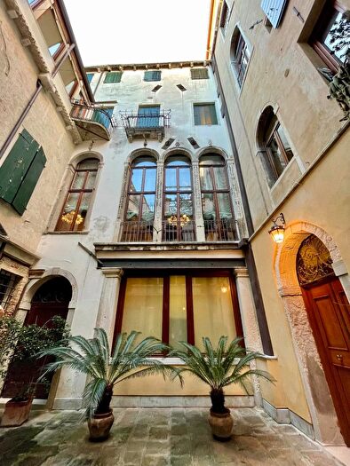 Appartamento con 6 locali in vendita in Venezia