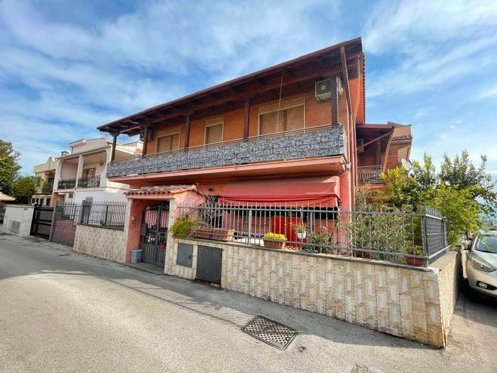 Casa con 6 locali in vendita in Via Miglianico, Castelverde, Roma