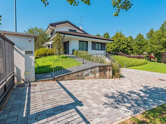 Casa con 6 locali in vendita in Centro, Arluno