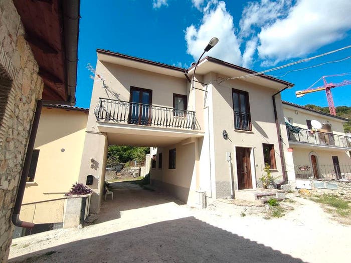 Casa quadrilocale in vendita in Collebrincioni Assergi, L'Aquila