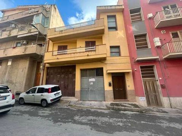 Casa con 6 locali in vendita in Via Maggiore F Algieri, Centro, Comiso