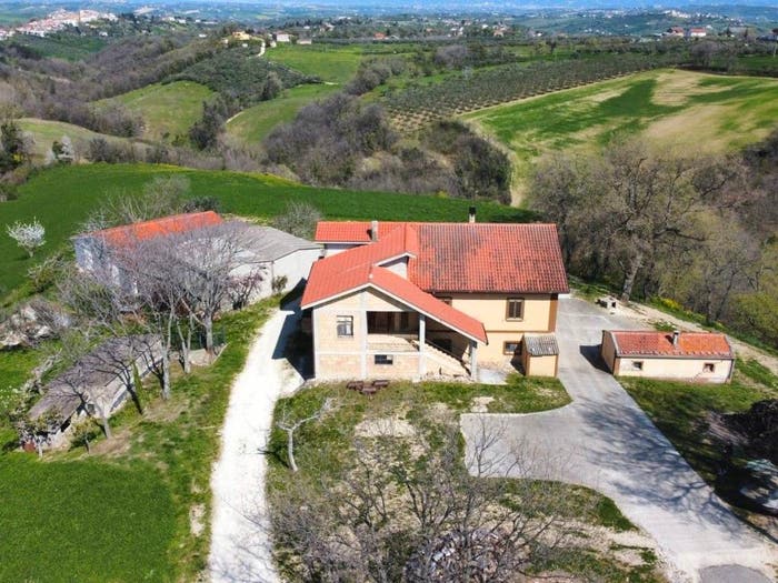 Casa quadrilocale in vendita in Contrada Piano Scarpara, Civitaquana