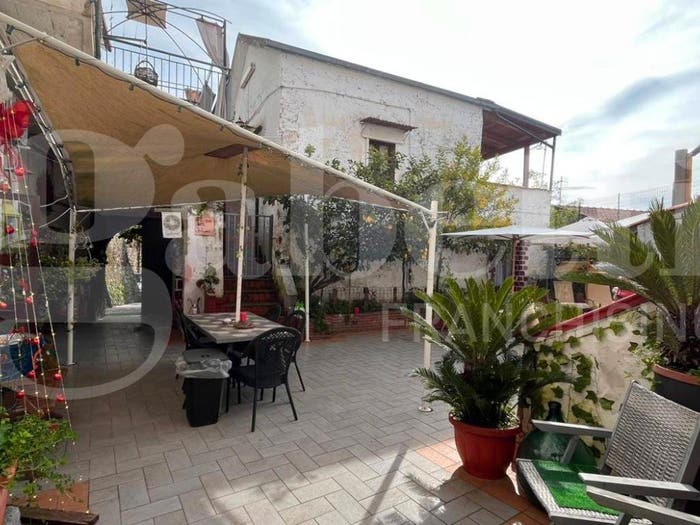 Casa con 6 locali in vendita in Via Circumvallazione Curti, Giano Vetusto