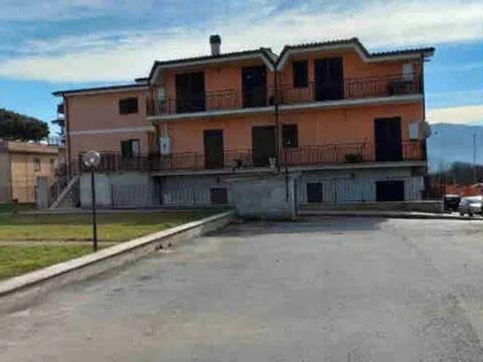 Appartamento trilocale in vendita in Via Napoli, Centro, Lariano