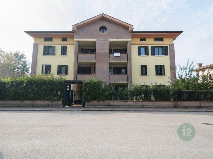 Appartamento quadrilocale in vendita in Via Alessandro Manzoni, Rovereto, Novi di Modena