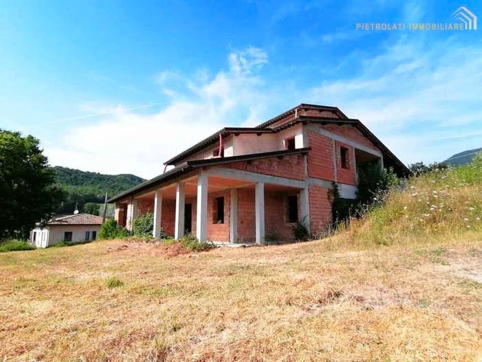 Casa con 6 locali in vendita in Gallano, Valtopina