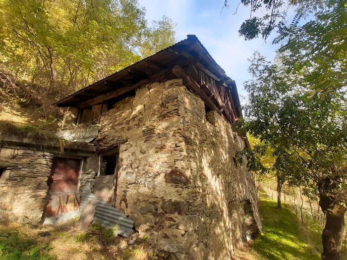 Casa con 6 locali in vendita in Monno