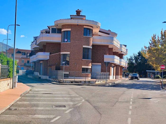 Appartamento quadrilocale in vendita in Viale della Stazione, Latina Scalo, Latina