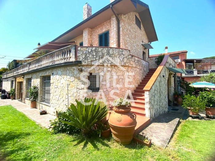 Casa con 6 locali in vendita in Buggiano PT, Borgo A Buggiano, Buggiano