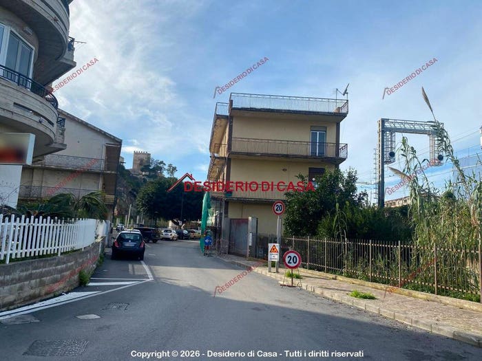 Appartamento trilocale in vendita in Via Ferrara, Brolo