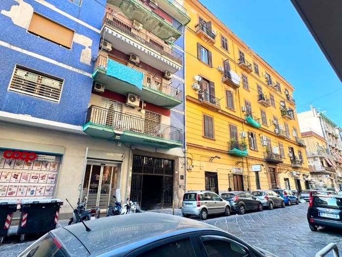 Appartamento trilocale in vendita in Via Camillo Porzio, Tribunali, Napoli
