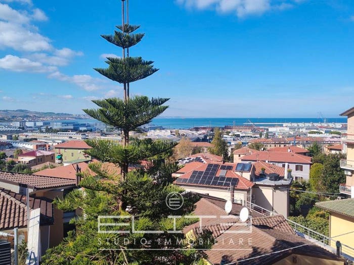 Appartamento trilocale in vendita in Via Gioacchino Rossini, Archi, Ancona
