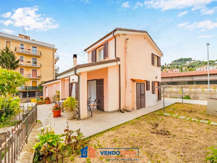 Casa con 6 locali in vendita in Via Filippo Paoletti, Porto Maurizio, Imperia