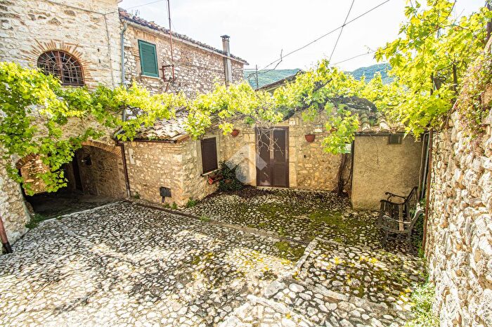 Appartamento trilocale in vendita in Vicolo Umberto, Cottanello
