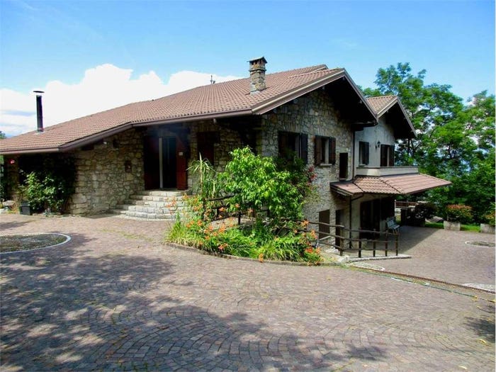 Casa con 6 locali in vendita in Piazza Marconi, Bedulita
