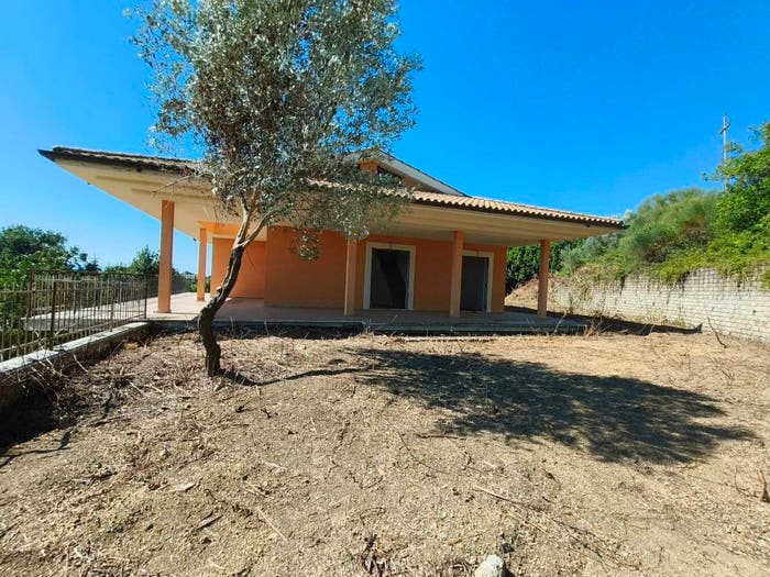 Casa quadrilocale in vendita in Via Montefiore, Castelnuovo di Porto