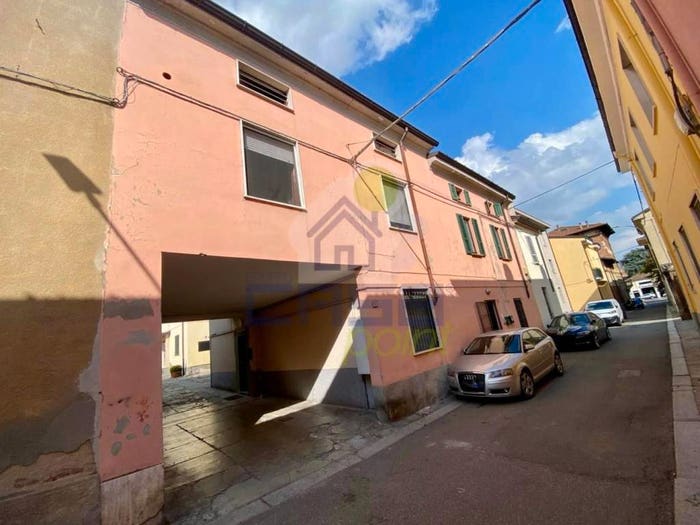 Casa con 6 locali in vendita in Romagnosi, Centro, Castel San Giovanni
