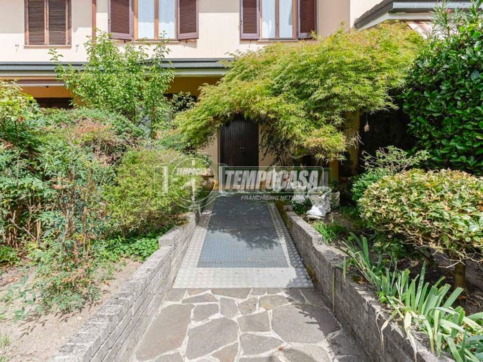Casa quadrilocale in vendita in Via del Pruno, Millepini, Rodano