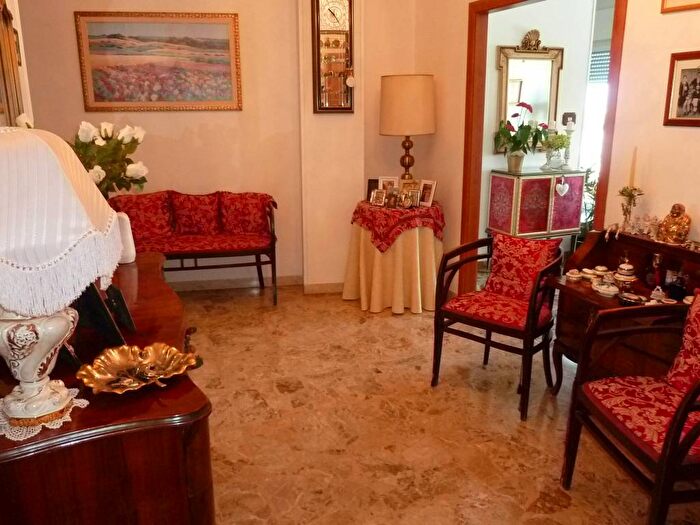 Appartamento con 6 locali in vendita in Via Alcide De Gasperi, Stazione, Ancona