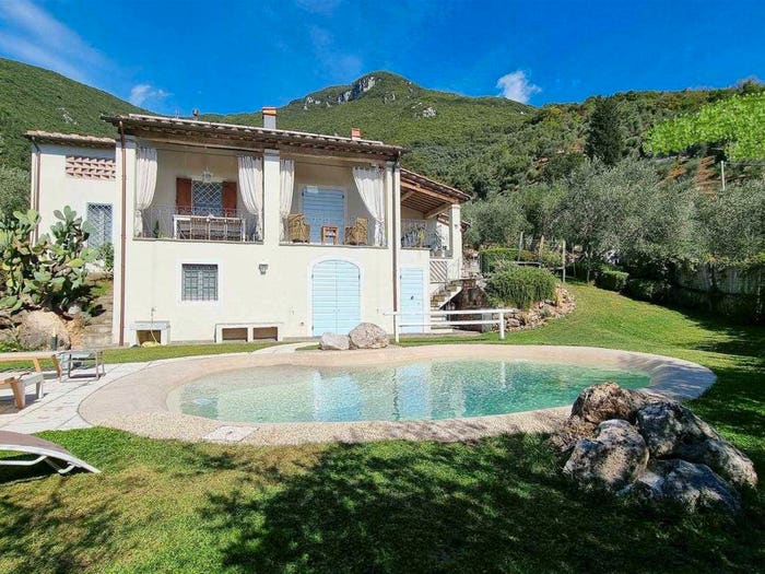 Casa con 6 locali in vendita in Camaiore Paese, Camaiore