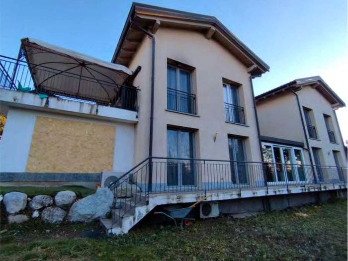 Casa con 6 locali in vendita in Via Isonzo, Comerio