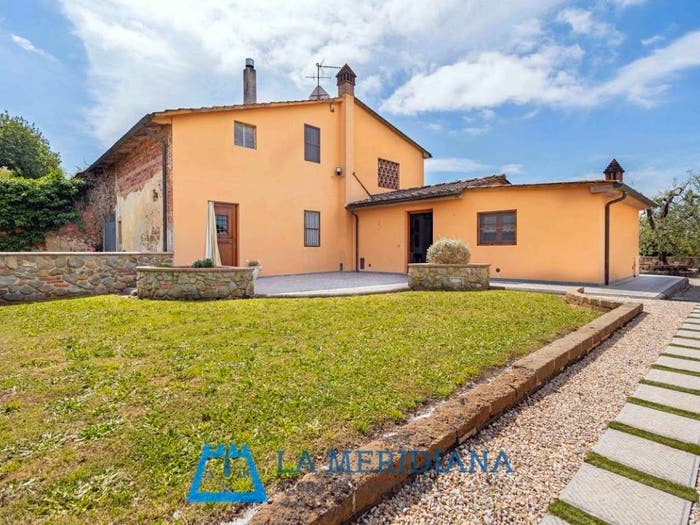 Casa con 6 locali in vendita in Lamporecchio