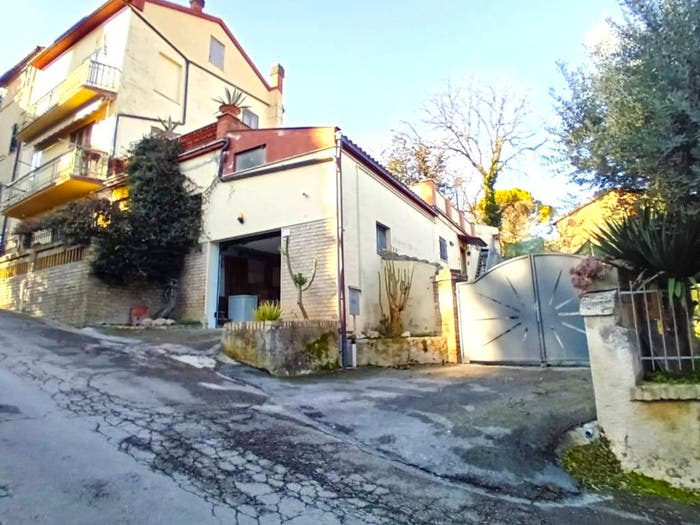Casa con 6 locali in vendita in Centro, Petriolo