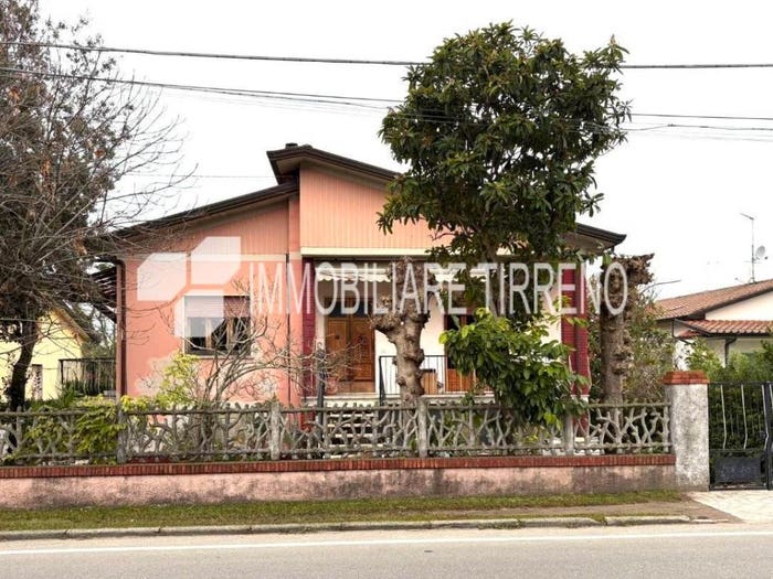 Casa con 6 locali in vendita in Via Ronchi, Ronchi Poveromo, Massa