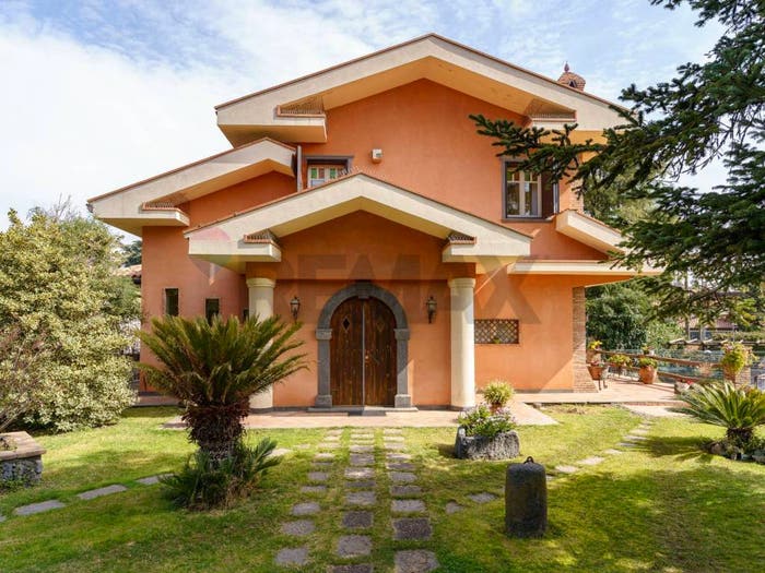 Casa con 6 locali in vendita in via Giacomo Leopardi, Nicolosi
