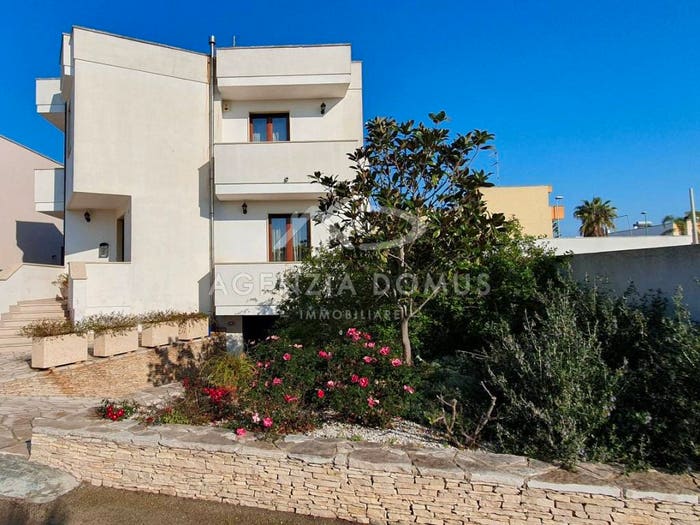 Casa con 6 locali in vendita in Via Bengasi, Centro, Racale