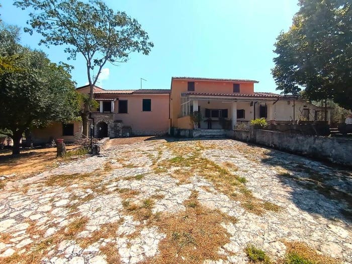 Casa con 6 locali in vendita in Vocabolo Colle Rucciolo, Labro