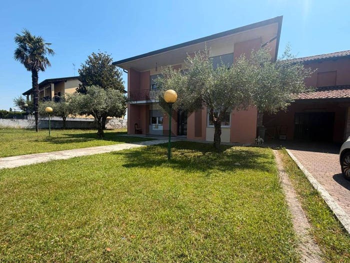 Casa con 6 locali in vendita in via A Boito, Paese