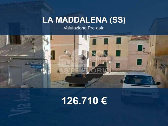 Appartamento trilocale in vendita in Via Regina Margherita, La Maddalena
