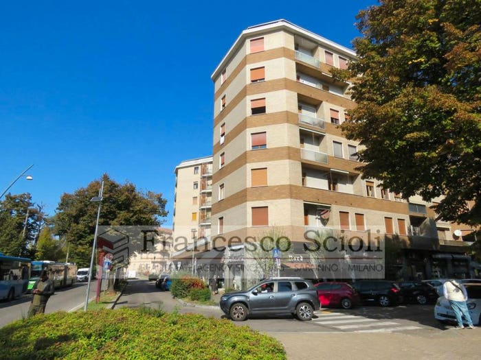 Appartamento trilocale in vendita in Via Generale Cantore, Saronno