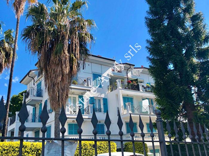 Appartamento quadrilocale in vendita in Via Vittorio Veneto, Centro, Bordighera