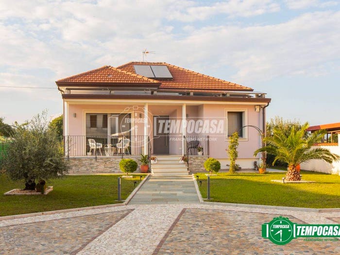 Casa trilocale in vendita in Piazza Martiri della Libertà, Centro, Oleggio