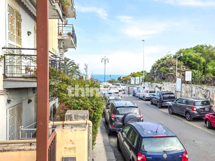 Appartamento quadrilocale in vendita in Via Francesco Crispi, Centro, Aci Castello
