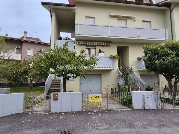 Appartamento con 6 locali in vendita in Via C Cattaneo, Montecchio, Vallefoglia