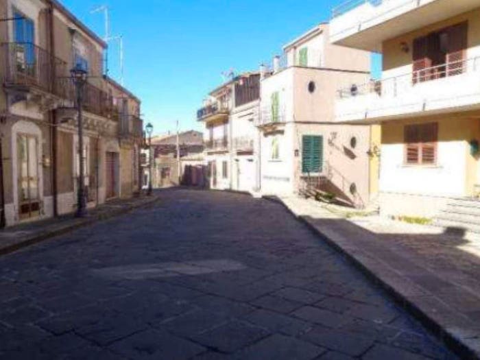 Casa con 6 locali in vendita in via Via Umberto Primo, Buccheri