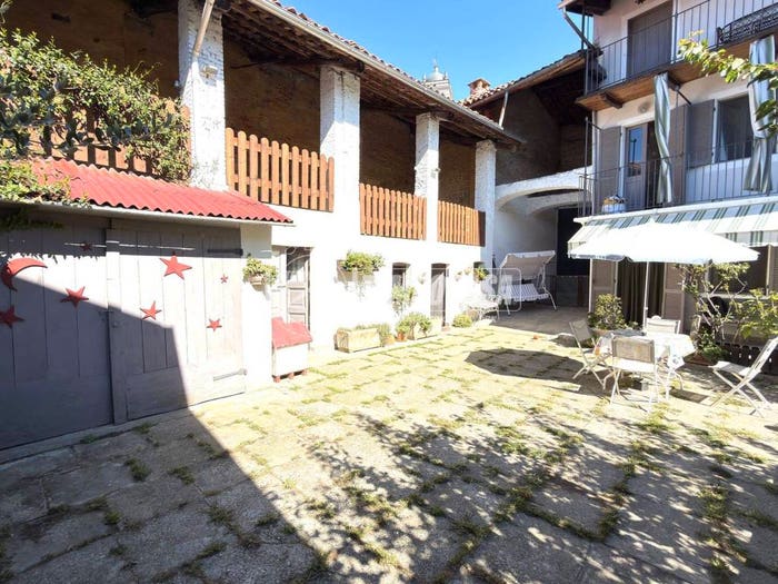 Casa con 6 locali in vendita in Vicolo Alfonso Lamarmora, Centro, Strambino