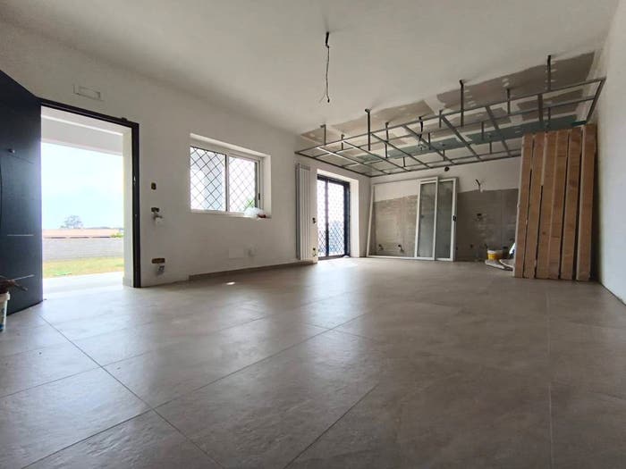 Casa quadrilocale in vendita in Stradone Sant'Anastasio, Villaggio Giornalisti Poggio, Anzio
