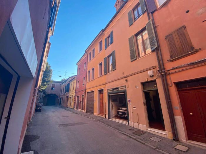 Casa con 6 locali in vendita in Vicolo Mozzo della Tegola, Centro Storico, Ferrara