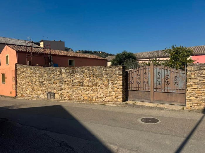 Casa con 5 locali in vendita in Via Sant'Ambrogio, Segariu