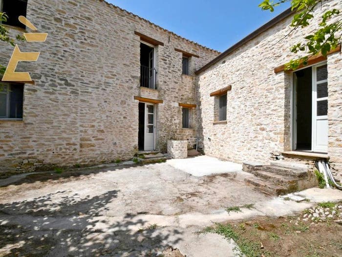 Casa con 6 locali in vendita in Via Fontana, San Basilio