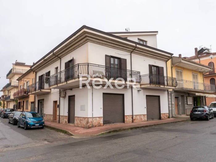 Casa con 6 locali in vendita in Via Ferruccio Parri, Centro, Spezzano Albanese