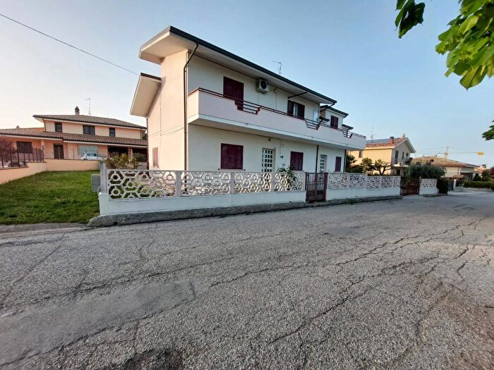 Casa con 10 locali in vendita in Strada Comunale Parignano Inferiore, Nereto