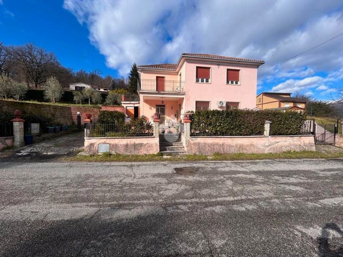Casa con 6 locali in vendita in Via Faccenna, Centro, Casalvieri