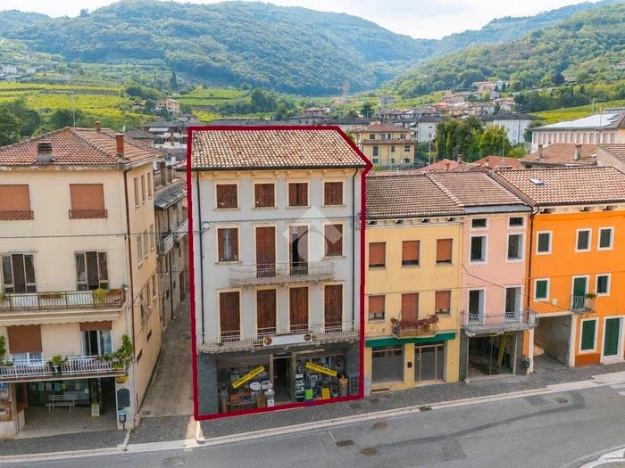Casa con 6 locali in vendita in Pza Umberto I, Centro, Montecchia di Crosara
